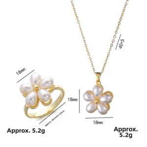 Détail de parure florale dorée montrant le pendentif de 18mm et la taille de la bague