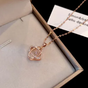 Collier trèfle en or rose avec pierre dansante présenté dans un coffret cadeau de luxe
