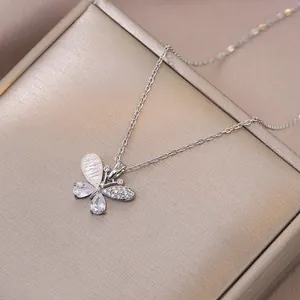 Collier papillon argenté élégant avec ailes en opale et cristaux de zircon étincelants