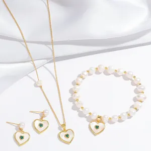 Elegantes Gold-Schmuckset mit Herzanhängern, grünen Smaragden und Süßwasserperlen