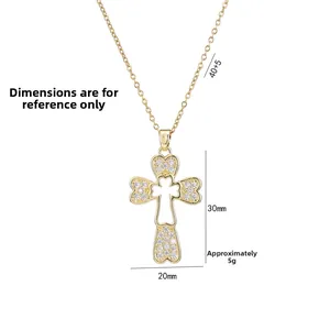Collana con croce dorata con dettagli in zircone a cuore e misure dimensionali