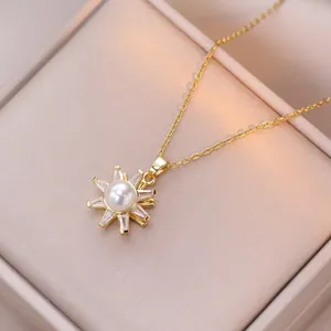 Collier en acier titane doré avec pendentif soleil, serti de perles et de zircons