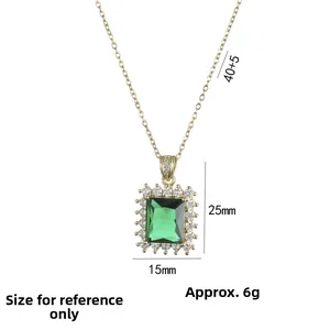 Dettaglio del pendente in zircone verde taglio smeraldo con dimensioni 25 mm per 15 mm