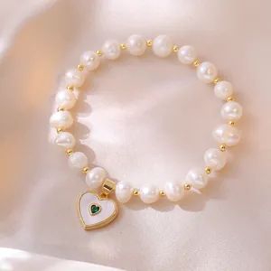 Eleganter Süßwasserperlen-Armband mit goldenem Herzanhänger und grünem Edelstein-Inlay