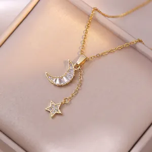 Elegante collar dorado con luna creciente y estrella adornado con circonitas