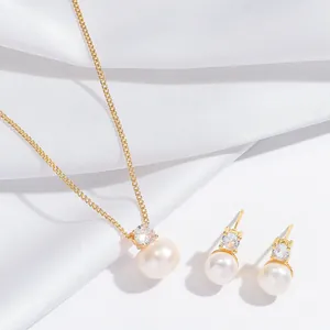 Ensemble élégant de collier et boucles d'oreilles en perles d'eau douce et zircon