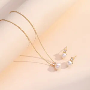 Parure élégante avec collier en perles d'eau douce, zircons et boucles d'oreilles dorées