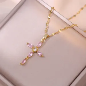 Elegante vergoldete Kreuzkette mit rosa Zirkonia im Marquiseschliff auf Seidenstoff
