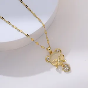 Goldene Titanstahl-Halskette mit Katzenaugen-Bärenanhänger und funkelnden Herzanhängern