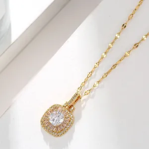 Collar dorado con colgante cuadrado de circonita y cadena decorativa de diseño elegante