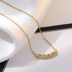 Collar de doble capa dorado con números romanos y circonitas brillantes
