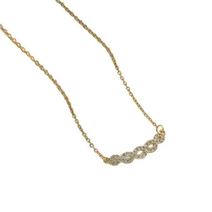 Collar minimalista de titanio dorado con colgantes de infinito entrelazados y cristales