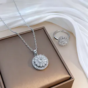 Set gioielli in argento con collana girasole lucida e anello regolabile su seta