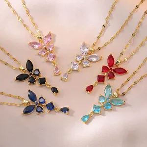 Gros plan de colliers papillon en zircon de couleurs sur un tissu en satin rose
