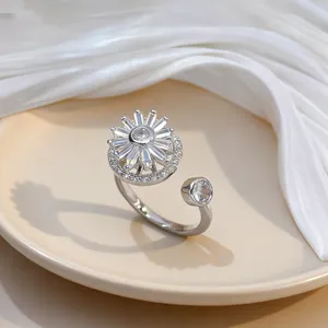Dettaglio anello regolabile in argento con girasole rotante in zirconia cubica