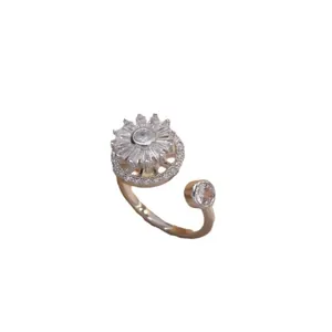 Zilveren draaibare zonnebloem ring met zirkonia op een strakke witte achtergrond