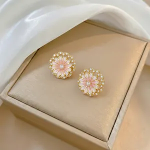 Elegante bloemknop oorbellen met roze verloop, parel en witte zijden decor