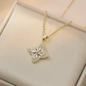 Élégant collier en acier titane doré avec pendentif en zircon étincelant dans son écrin à bijoux