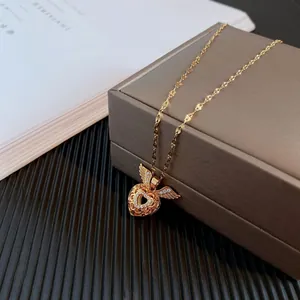 Collar dorado con colgante de corazón y alas con micropavé de circonitas