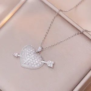 Zilveren ketting met cupido hart hanger en sprankelende zirkonia stenen in micro-pave