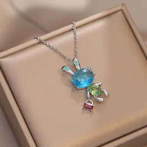 Collier avec pendentif lapin en argent orné de zircons colorés bleus et verts