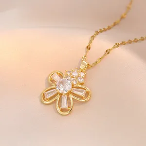Elegante Halskette aus Goldtitan mit Blumenanhänger und Zirkonia für Damen