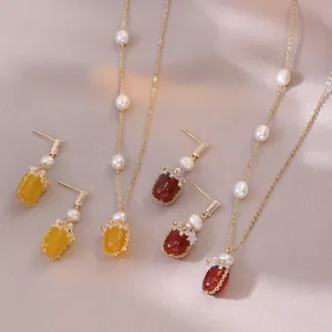 Parure vintage avec agate rouge, perles d'eau douce et collier floral doré chic