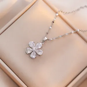 Elegante collana in acciaio inossidabile con ciondolo a fiore in zircone su seta