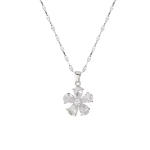 Elegante collana con ciondolo a fiore in zircone e catena argentata su sfondo bianco