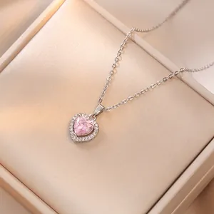 Collar con colgante de corazón de circón rosa y cadena de plata en estuche de joyería