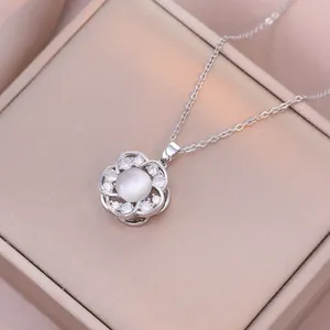 Collier fleur avec pierre œil de chat rotative et zircons sur boîte à bijoux