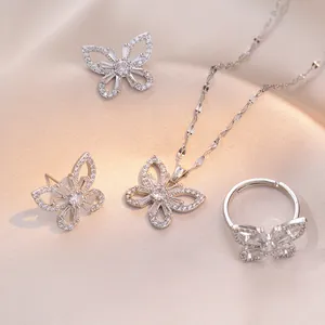 Collier Papillon en Acier Inoxydable avec Strass pour Femmes Élégant Pendentif Insecte en Cristal Creux Chaîne de Clavicule Bijoux