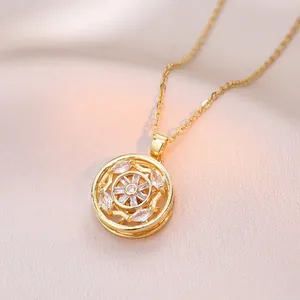 Collana rotante dorata con dettagli verde smeraldo e scintillanti cristalli di zirconia
