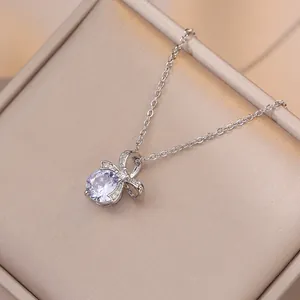 Elegante silberne Halskette mit Schleifenanhänger und Zirkonia in einer Geschenkbox