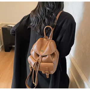 Dettaglio mini zaino vintage marrone con chiusura a patta e doppie tasche esterne