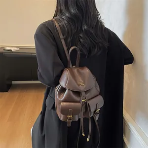 Mini zaino da donna in pelle marrone con due tasche frontali e patta dal design vintage