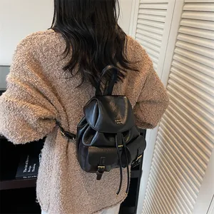 Mini zaino in pelle sintetica nera con patta e due tasche esterne con fibbia