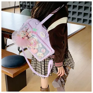 Dettaglio della borsa ita a quadretti viola con finestra trasparente e ciondoli in peluche