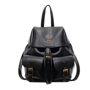 Mini zaino in pelle PU nera con patta e tasche anteriori con fibbie dorate