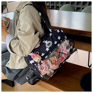 Dettaglio borsa ita nera con stampa a stelle, finestra in PVC e ciondolo di peluche