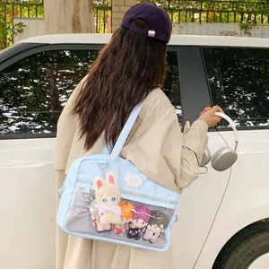 Borsa ita celeste con finestra trasparente e peluche, vista in scena all'aperto