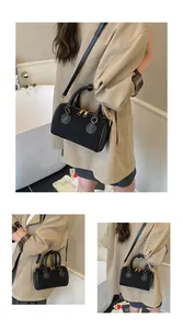 Dreifache Ansicht einer schwarzen matten Boston-Minitasche mit Golddetails und Schultergurt