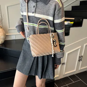 Borsa a mano beige a pieghe con tracolla regolabile e ciondolo decorativo moda
