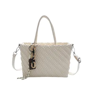 Borsa a tracolla plissettata bianco crema minimalista con ciondolo al cioccolato