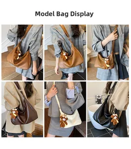 Modèle portant un grand sac hobo vintage en plusieurs couleurs avec breloque d'ours