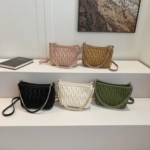 Sacs à bandoulière matelassés avec chaînes dorées en cinq couleurs élégantes