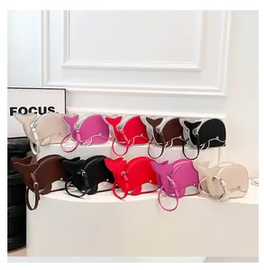 Borse a tracolla a forma di balena in pelle nei colori beige, rosa, rosso, caffè e nero