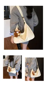 Vue détaillée du grand sac cabas crème avec breloque ours mignon pour le quotidien