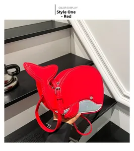 Dettaglio borsa rossa a forma di balena con pinne di paillettes argento e cuciture