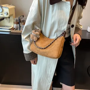Braune Vintage Wildleder Hobo-Tasche mit Bärenanhänger und Kettenriemen im Café-Stil